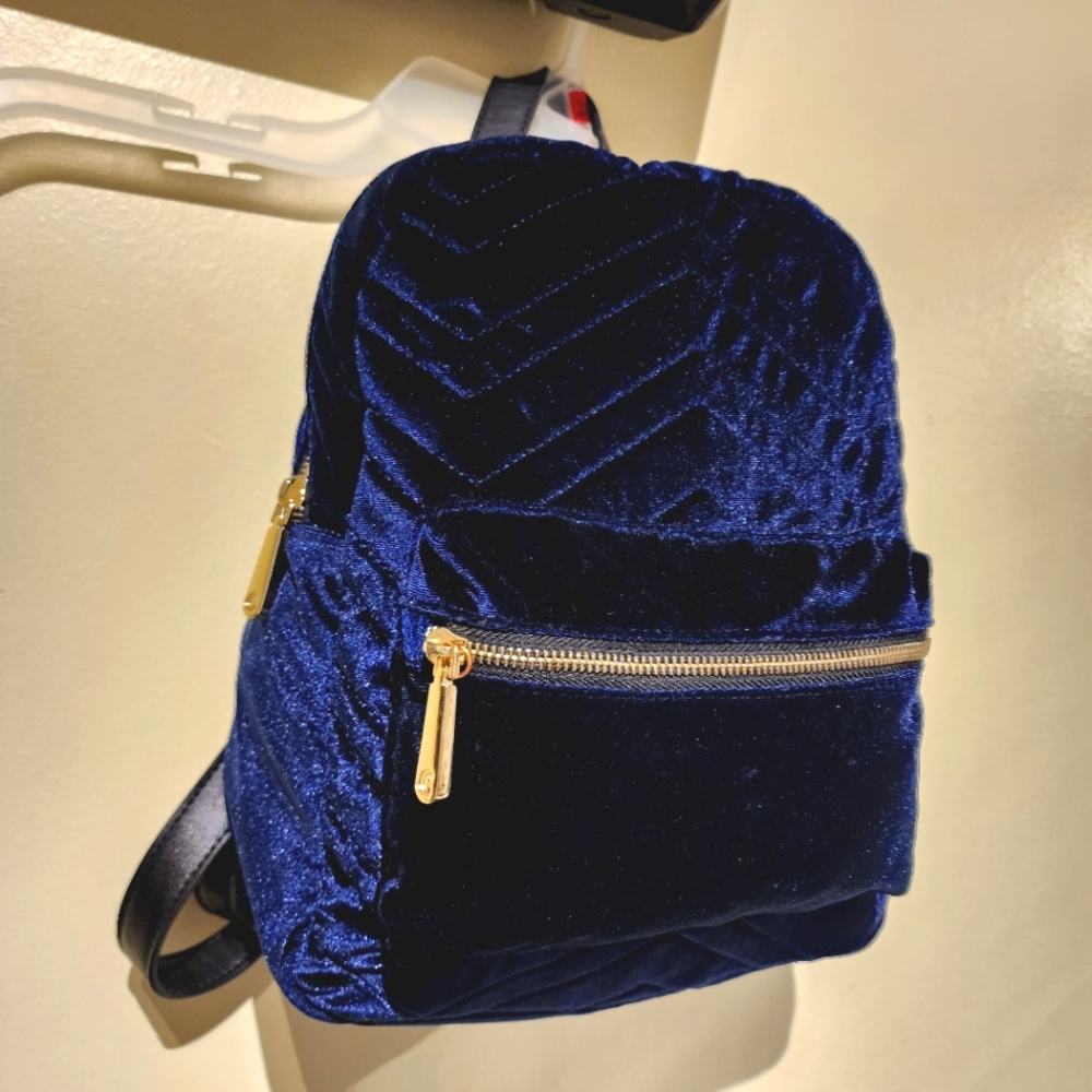 💙 EUC Navy Quilt Velvet Backpack - Picture 2 of 11